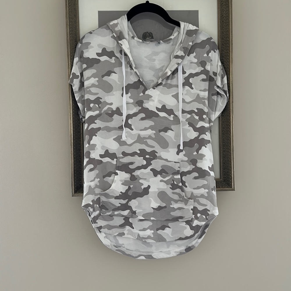 Tart White Camouflage Pocket Pullover Sz XS